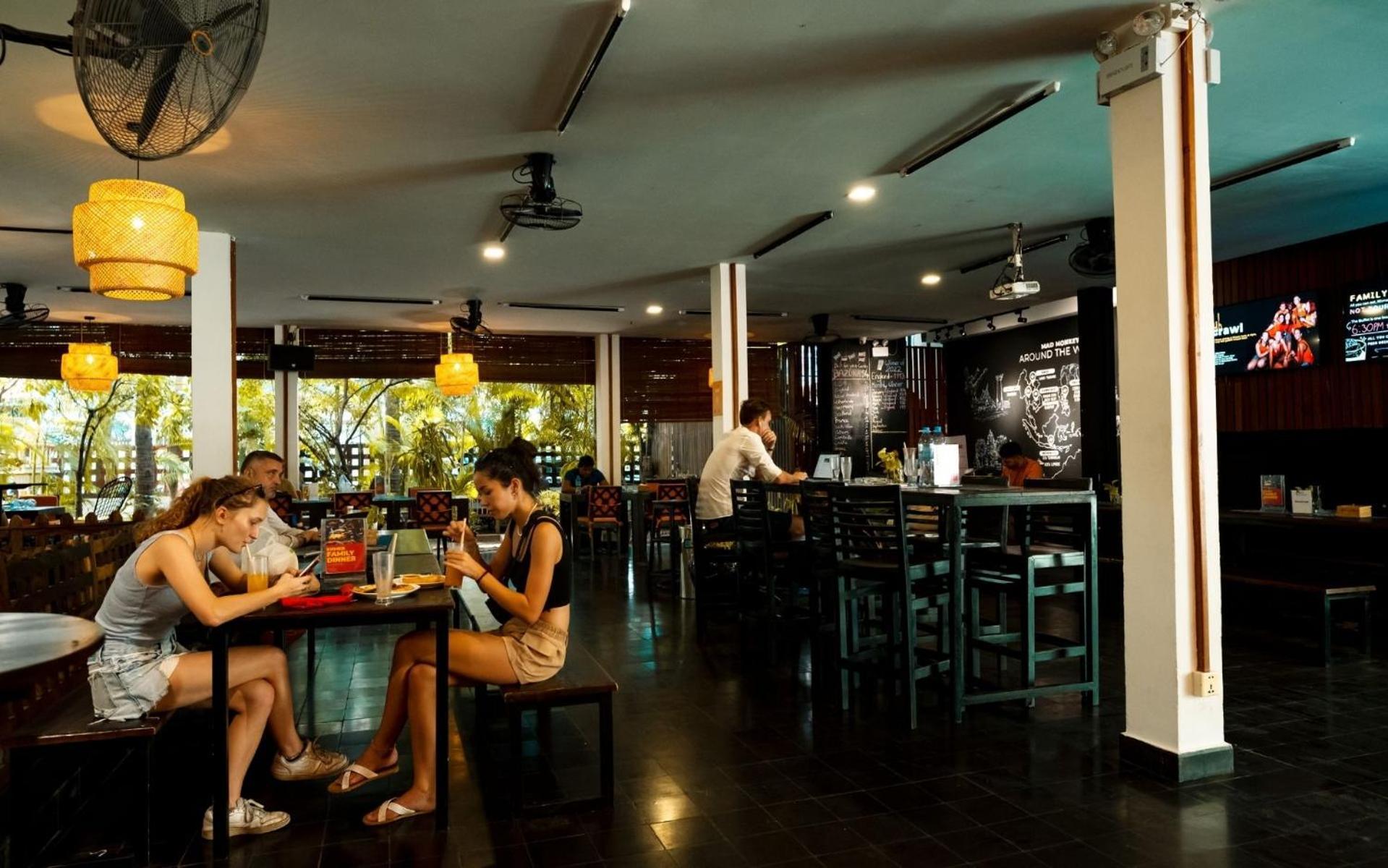 Mad Monkey Hostel Phnom Pen Exterior foto